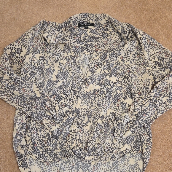 Deal! 2 Spring Time Tops - Picture 4 of 5